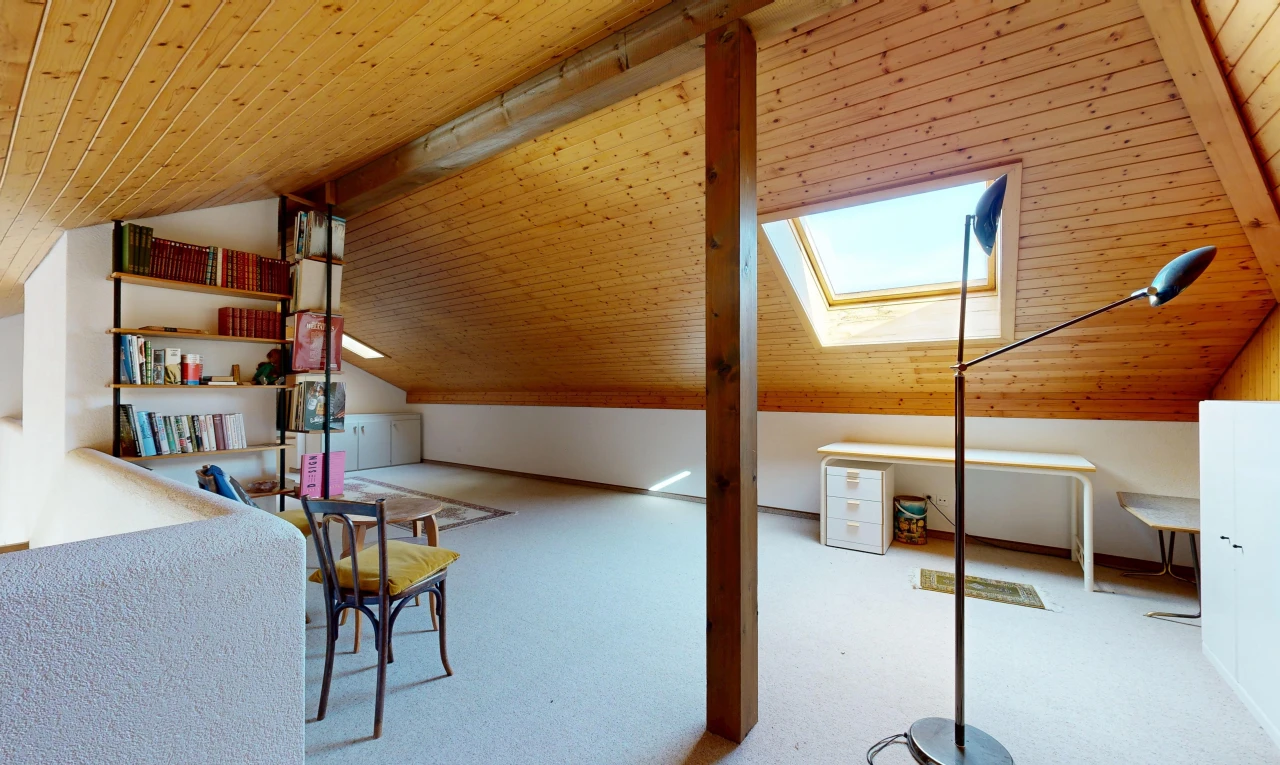 chambre avec plafond en bois, wood ceiling, puits de lumière, moquette, et carpet