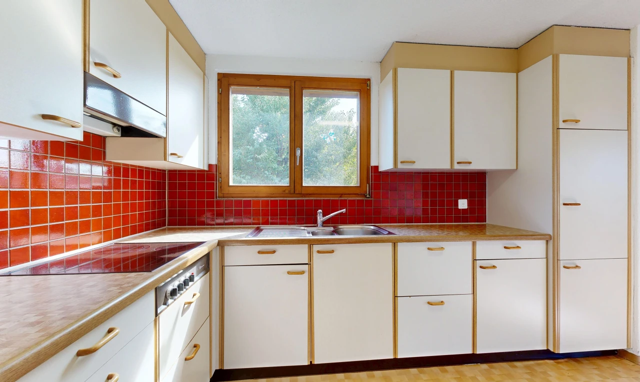 cuisine avec hotte, light floor, white cabinets, armoires blanches, et light countertops