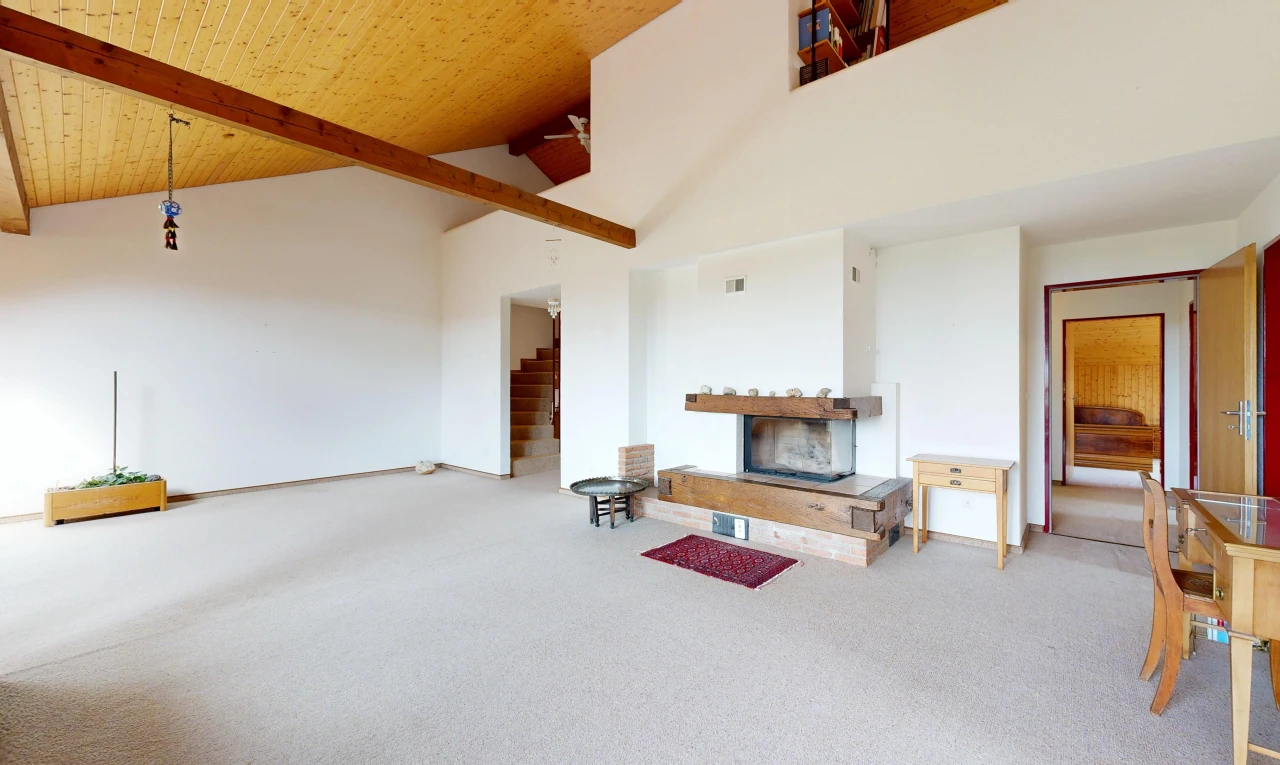 salon avec high end ceiling, drywall, cloison sèche, escaliers, et high ceiling
