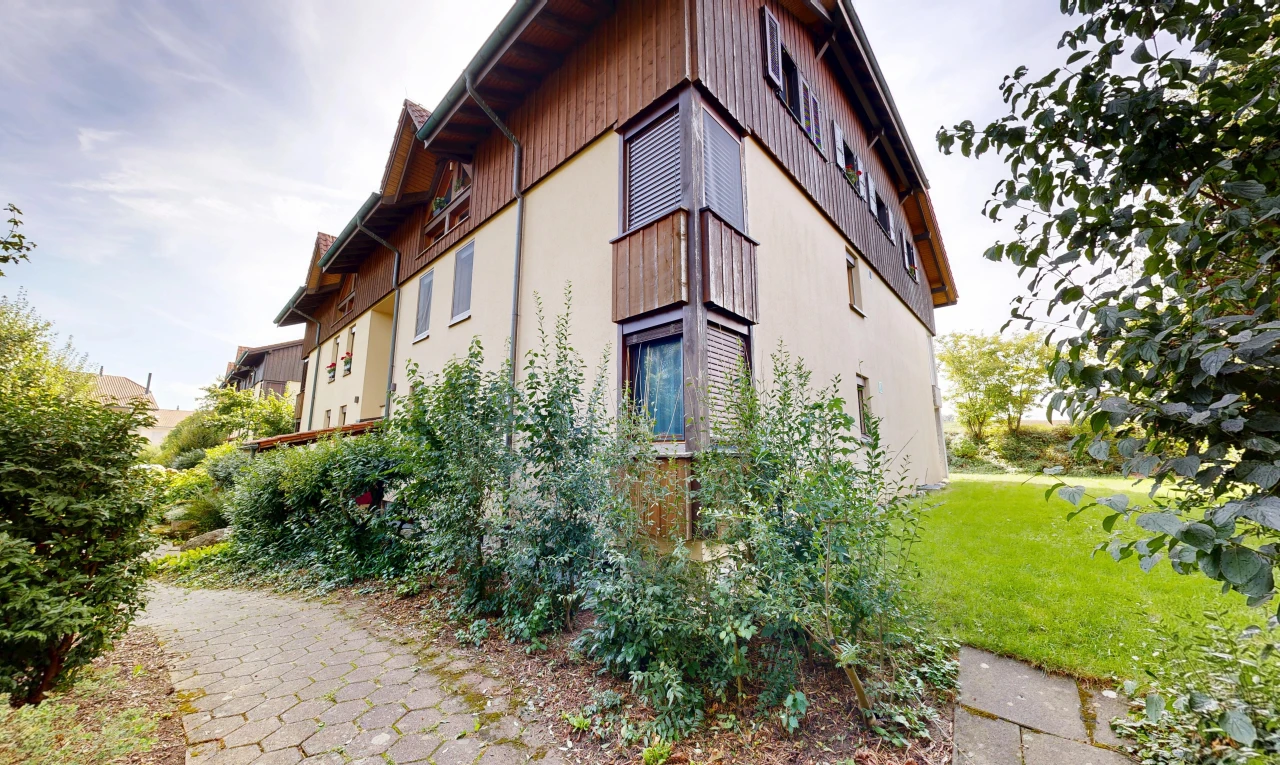 façade avec bardage vertical, pelouse, et bardage en bois