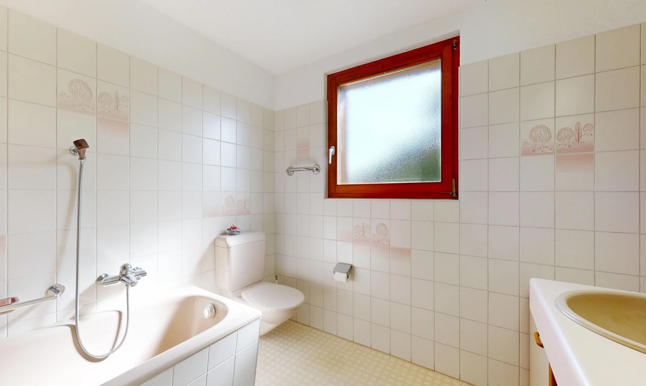 salle de bains avec bain, salle de bain complète, tile wall, mur en carrelage, et toilette