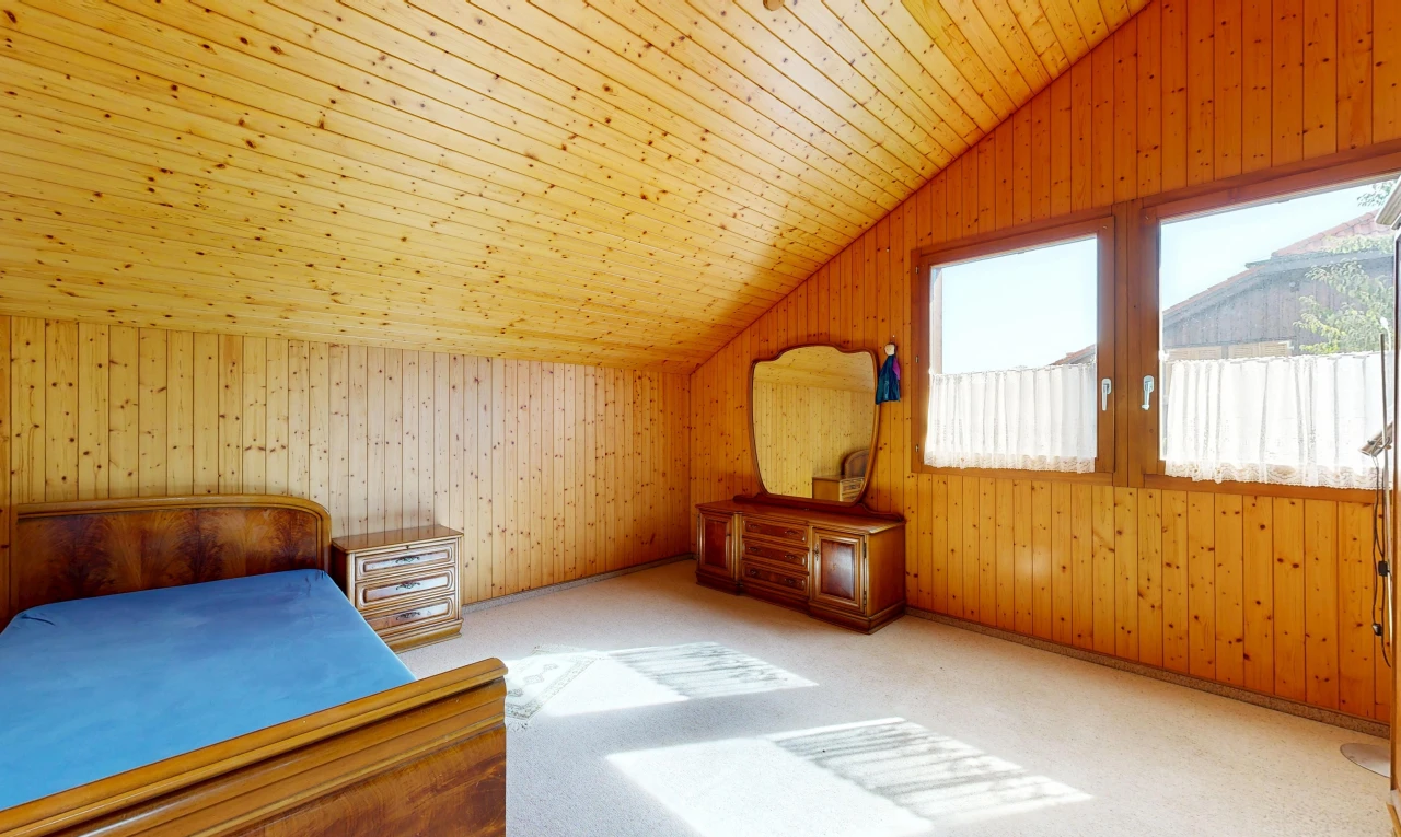 chambre avec vaulted ceiling, plafond voûté, dated wood wall, wood wall, et mur en bois