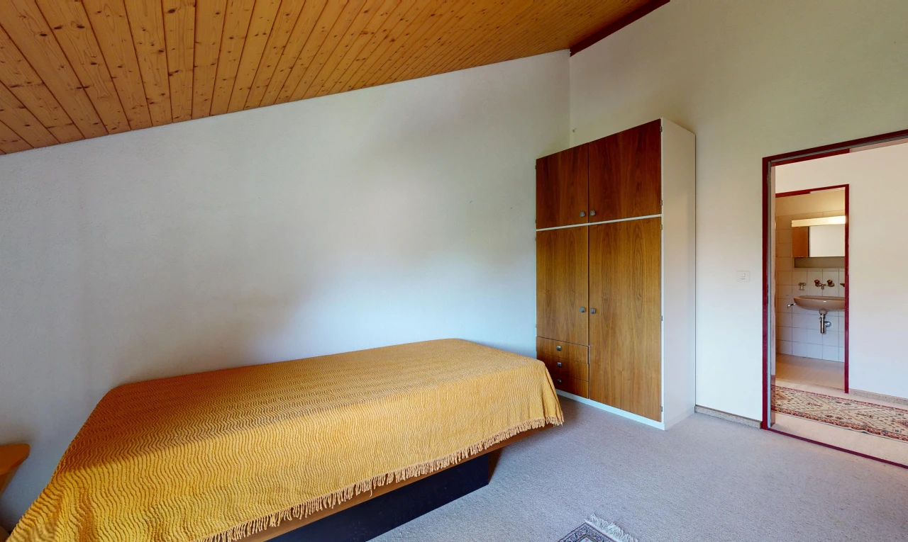 chambre avec wood ceiling, plafond en bois, vaulted ceiling, plafond voûté, et drywall