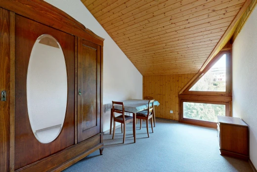salle à manger avec vaulted ceiling, plafond voûté, wood ceiling, plafond en bois, et wood wall