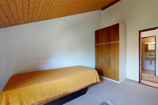 chambre avec wood ceiling, plafond en bois, vaulted ceiling, plafond voûté, et drywall