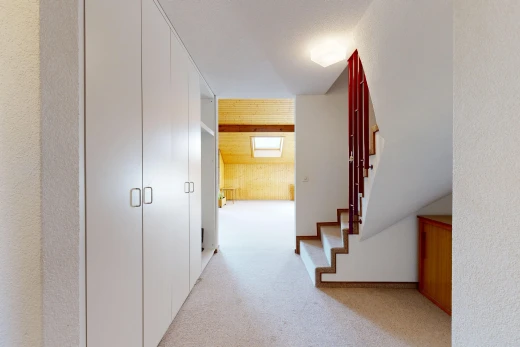 couloir avec escaliers, carpet stairs, moquette, carpet, et light floor