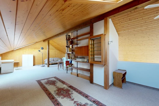 pièce vide avec plafond voûté, vaulted ceiling, plafond en bois, wood ceiling, et pièce supplémentaire