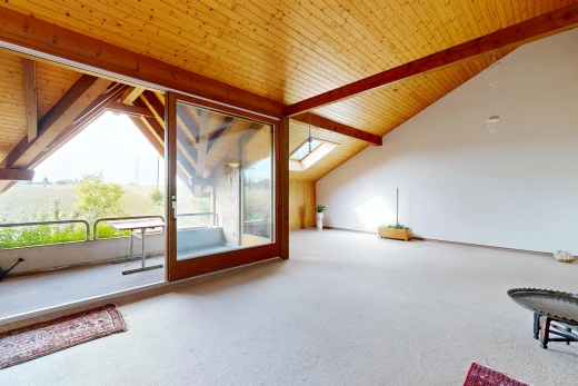 pièce vide avec vaulted ceiling, plafond voûté, drywall, cloison sèche, et high end ceiling