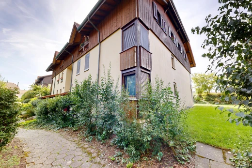 façade avec bardage vertical, pelouse, et bardage en bois