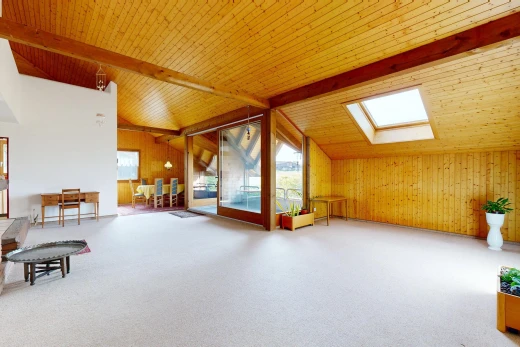 pièce vide avec vaulted ceiling, plafond voûté, puits de lumière, accès à l'extérieur, et beamed ceiling