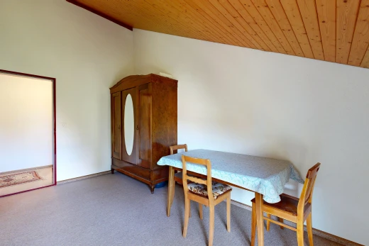salle à manger avec plafond voûté, vaulted ceiling, plafond en bois, wood ceiling, et cloison sèche