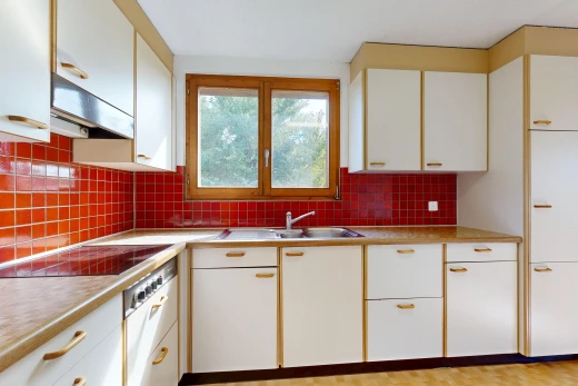 cuisine avec hotte, light floor, white cabinets, armoires blanches, et light countertops