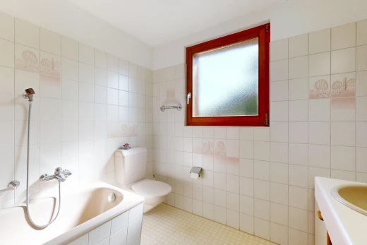 salle de bains avec bain, salle de bain complète, tile wall, mur en carrelage, et toilette