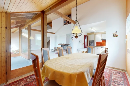 salle à manger avec high end ceiling, escaliers, wood ceiling, plafond en bois, et inside property