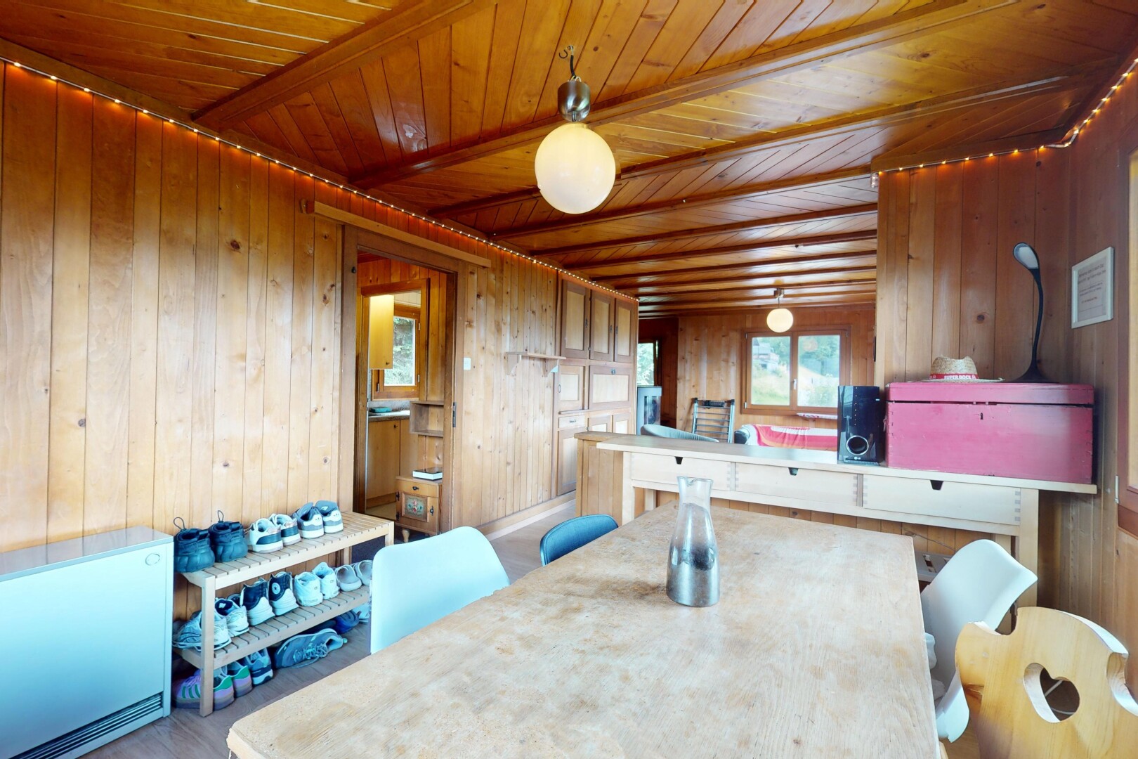 esszimmer mit wood ceiling, holzdecke, natural light, natürliches licht, und wood wall