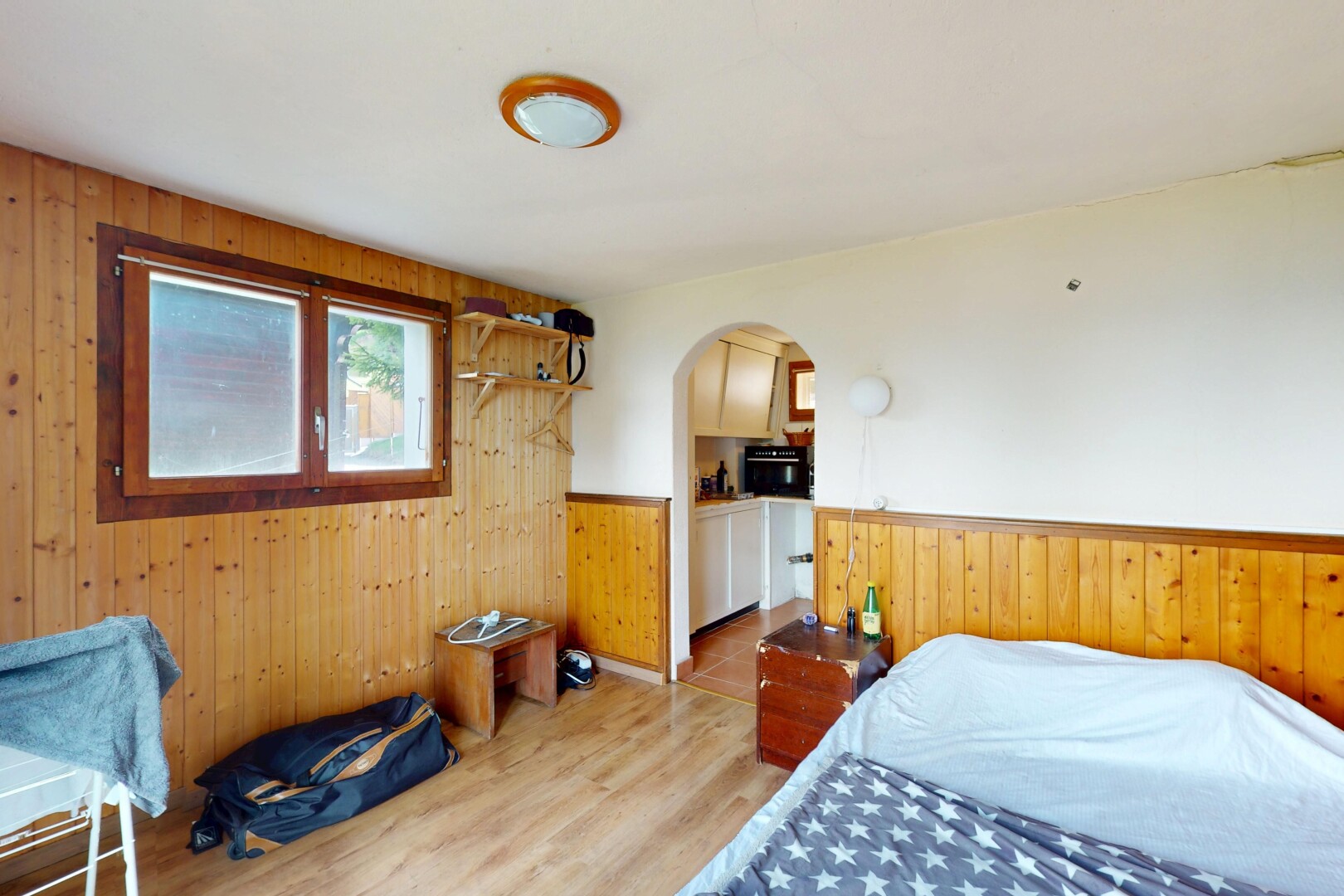 zimmer / schlafzimmer mit natural light, natürliches licht, drywall, gipskartonwand, und wood wall