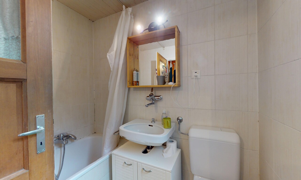 bad mit inside property, waschbecken, tile wall, fliesenwand, und komplettes badezimmer