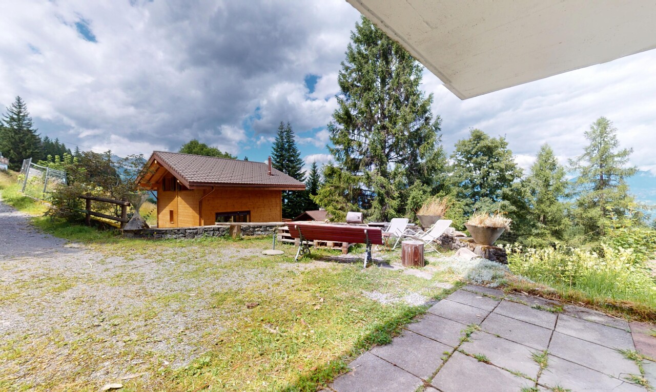 außenansicht mit zaun