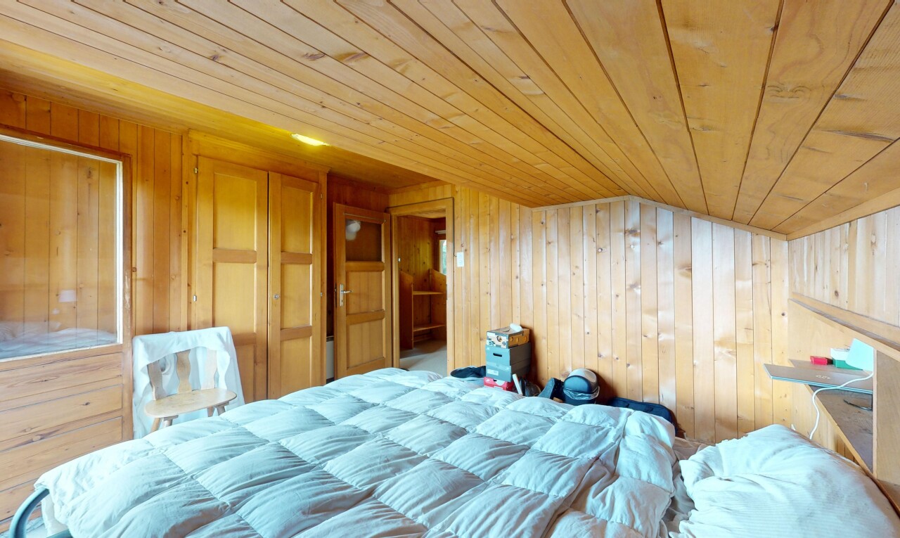zimmer / schlafzimmer mit wood ceiling, holzdecke, wood wall, holzwand, und inside property