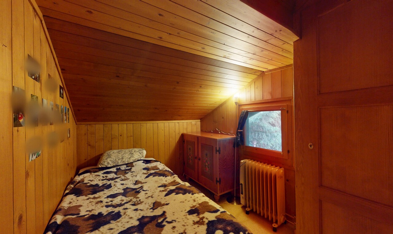 zimmer / schlafzimmer mit zusätzliches zimmer, kühler, wood ceiling, holzdecke, und wood wall