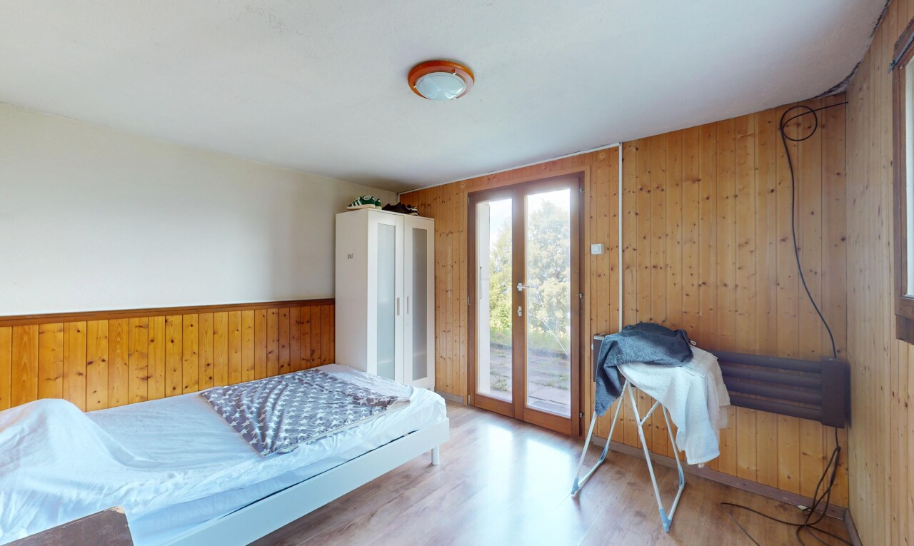 zimmer / schlafzimmer mit wood wall, holzwand, natural light, natürliches licht, und inside property