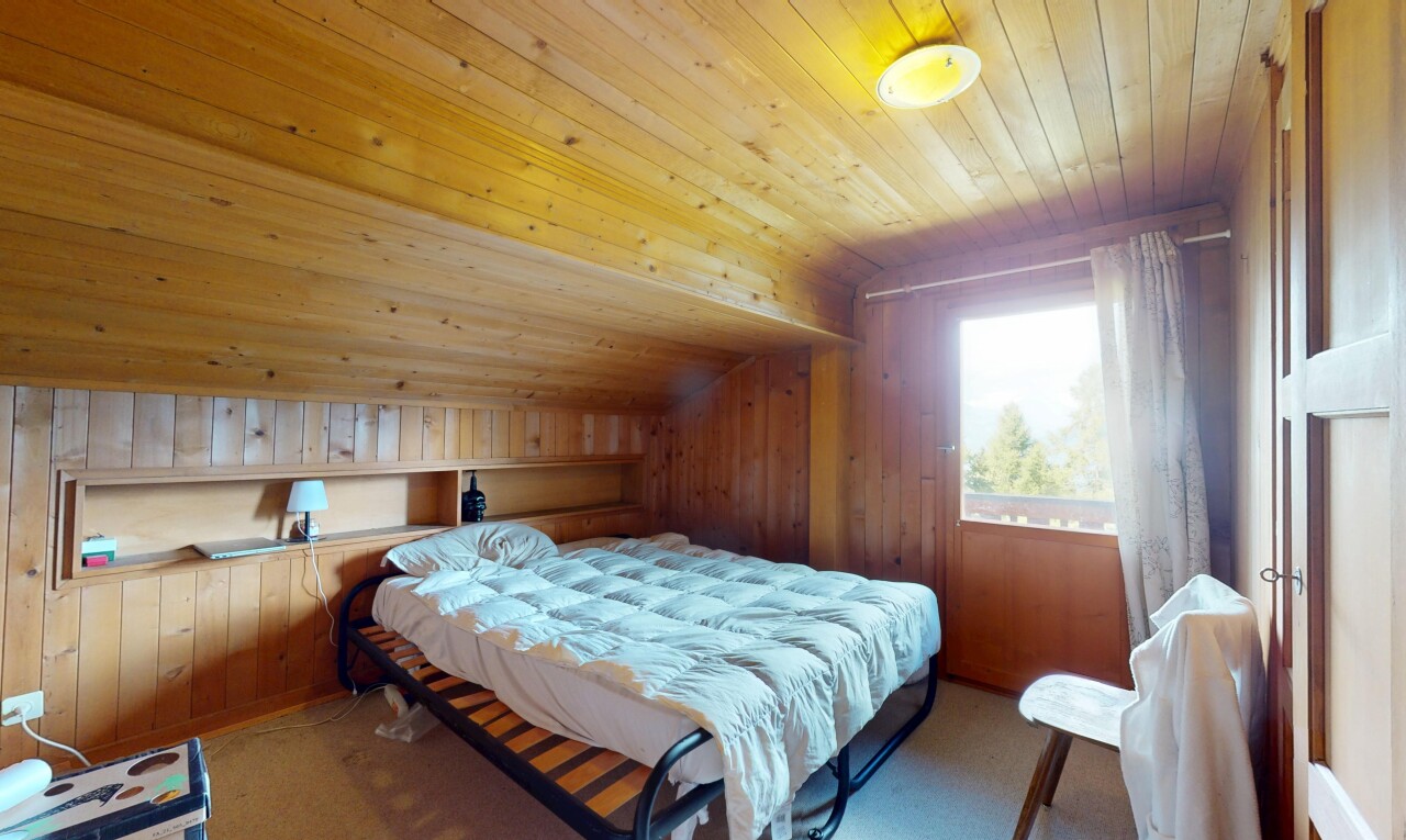 zimmer / schlafzimmer mit inside property, natural light, natürliches licht, wood ceiling, und holzdecke
