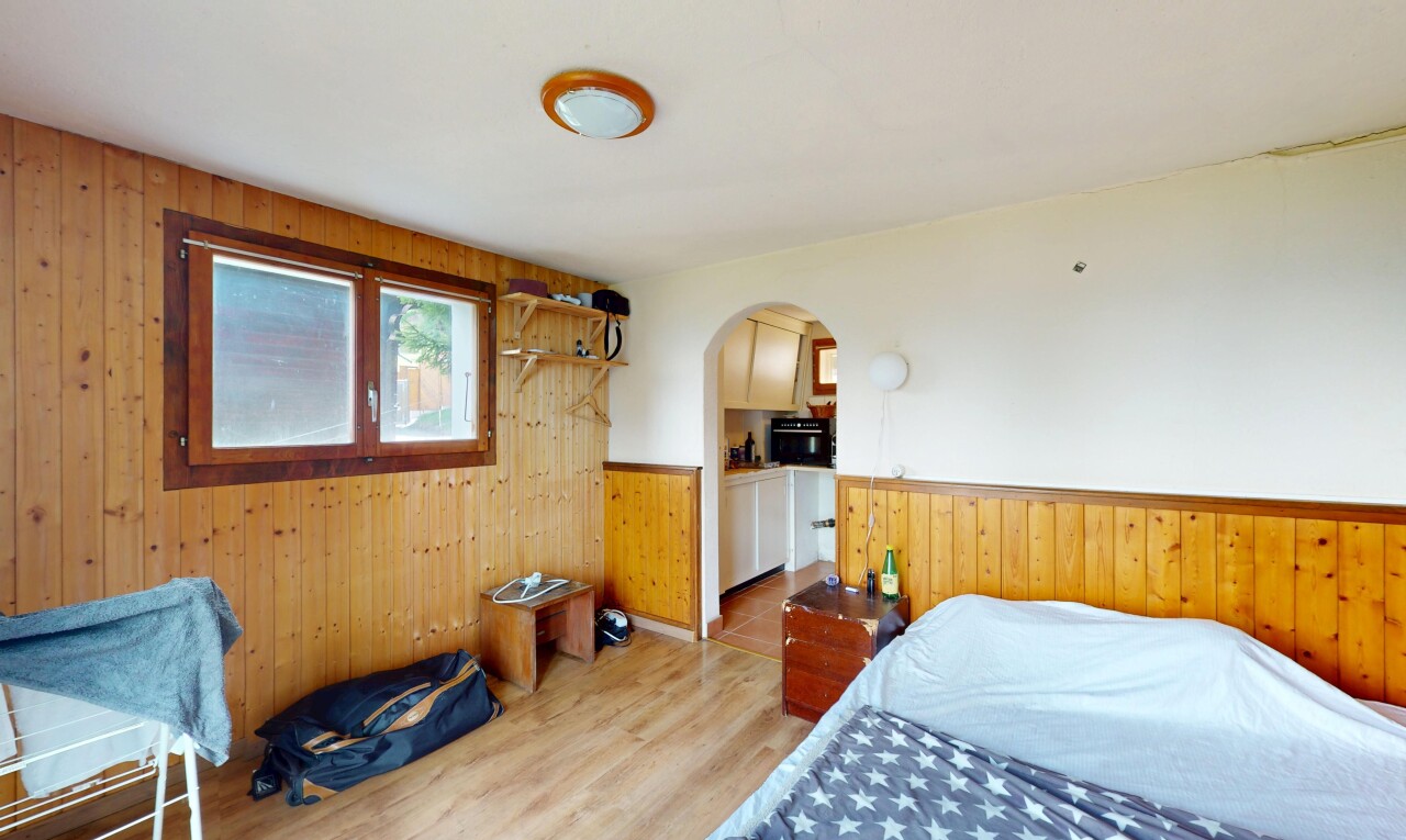 zimmer / schlafzimmer mit natural light, natürliches licht, drywall, gipskartonwand, und wood wall