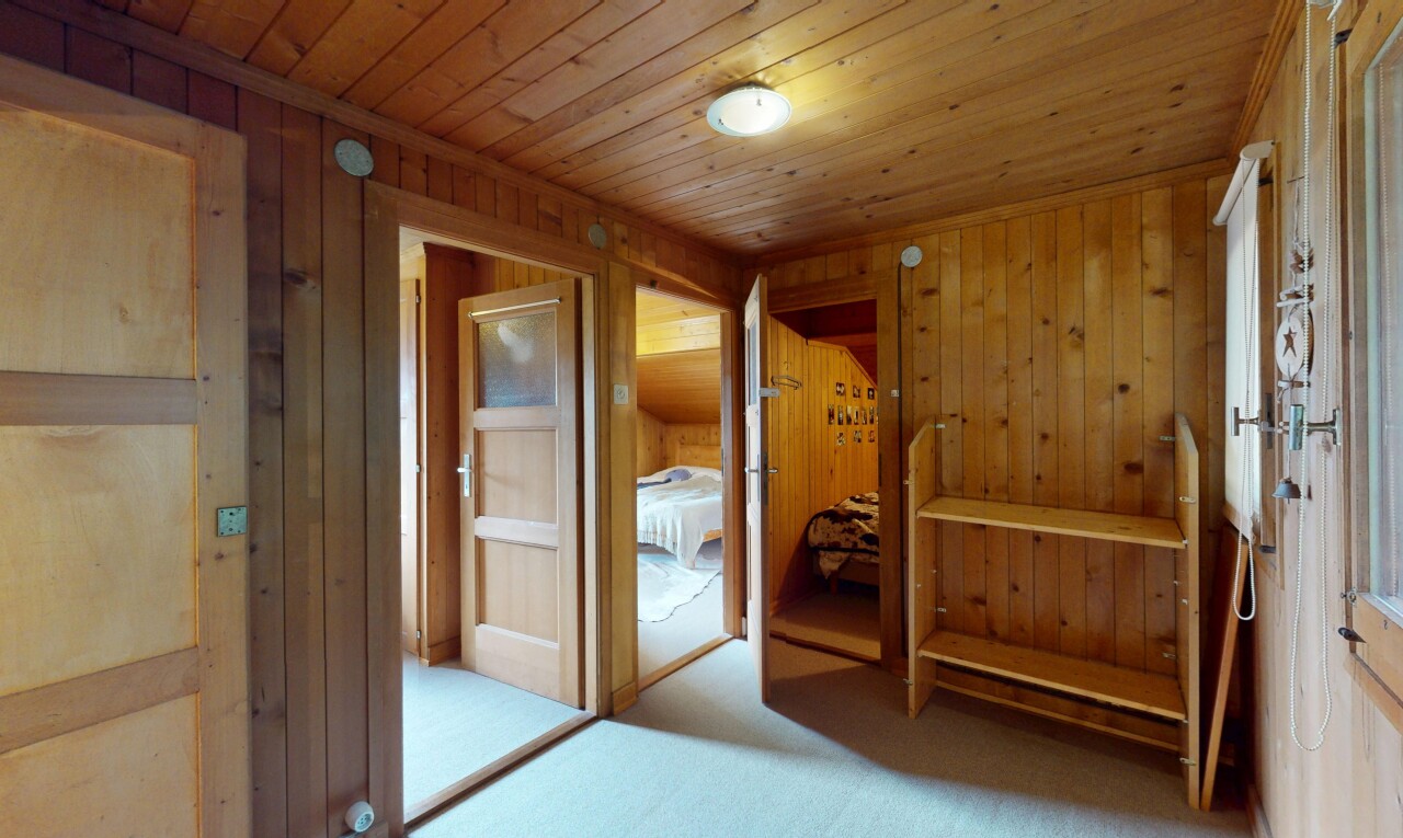 zimmer / schlafzimmer mit wood ceiling, holzdecke, carpet, teppich, und wood wall