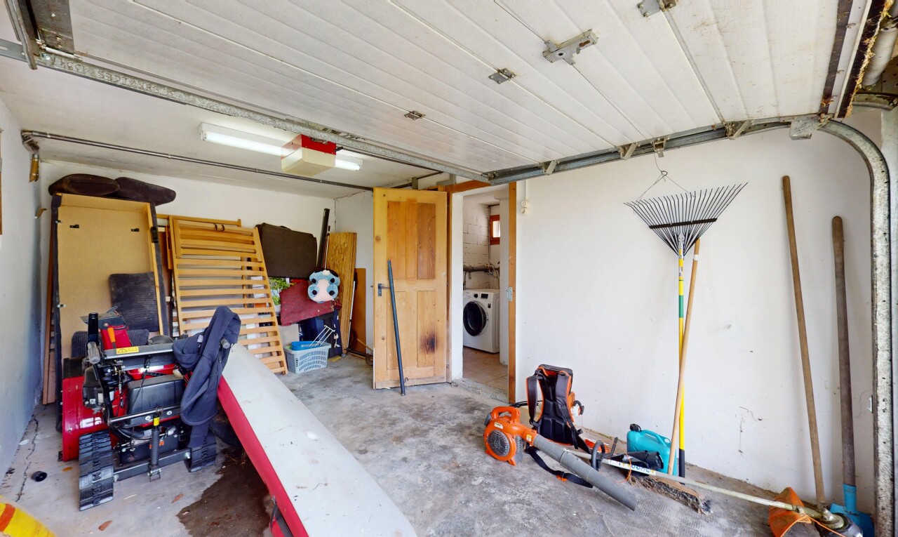 fitnessstudio mit concrete floor, inside property, drywall, gipskartonwand, und unfinished concrete floor