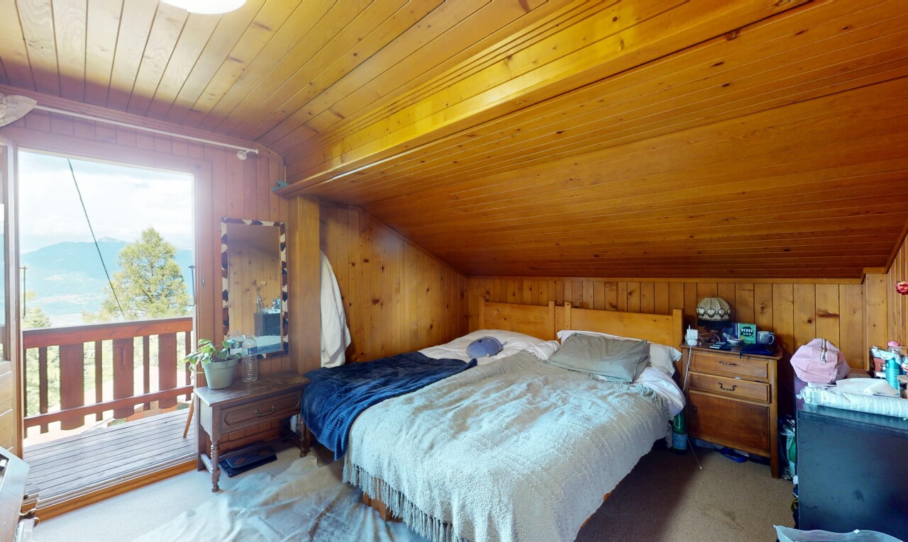 zimmer / schlafzimmer mit wood ceiling, holzdecke, vaulted ceiling, dachschräge, und wood wall
