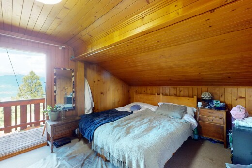 chambre avec wood ceiling, plafond en bois, vaulted ceiling, plafond voûté, et wood wall
