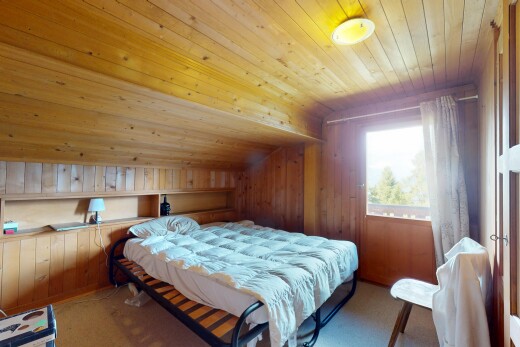 chambre avec inside property, natural light, lumière naturelle, wood ceiling, et plafond en bois