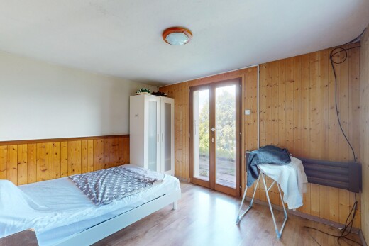 chambre avec wood wall, mur en bois, natural light, lumière naturelle, et inside property