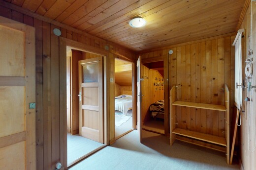 zimmer / schlafzimmer mit wood ceiling, holzdecke, carpet, teppich, und wood wall