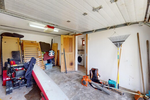 gym avec concrete floor, inside property, drywall, cloison sèche, et unfinished concrete floor