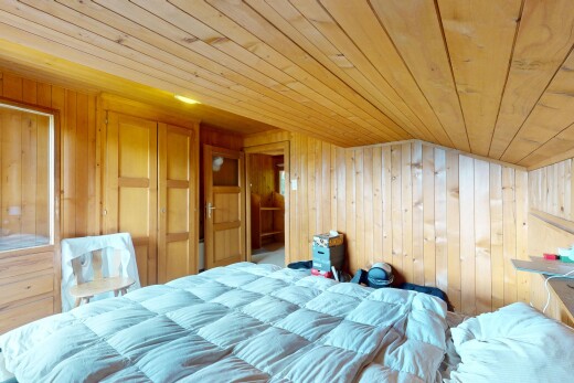chambre avec wood ceiling, plafond en bois, wood wall, mur en bois, et inside property