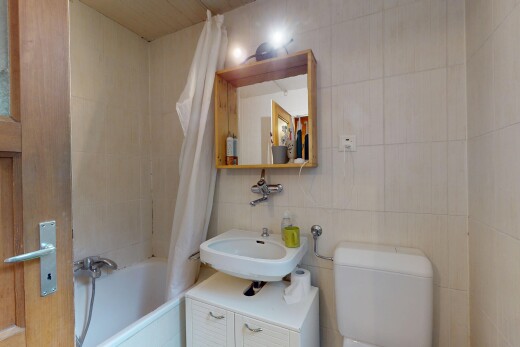 salle de bains avec inside property, évier, tile wall, mur en carrelage, et salle de bain complète