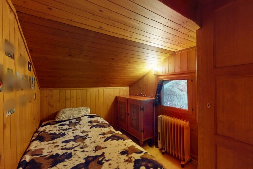 zimmer / schlafzimmer mit zusätzliches zimmer, kühler, wood ceiling, holzdecke, und wood wall