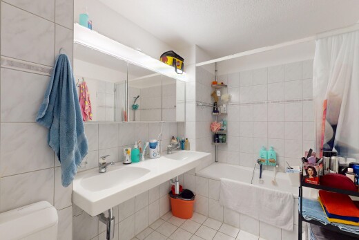 bad mit tile wall, fliesenwand, inside property, bad, und komplettes badezimmer