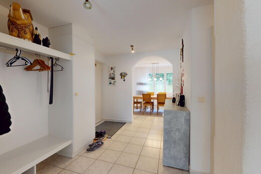 halle / korridor mit inside property, gewölbte gehwege, natural light, natürliches licht, und drywall