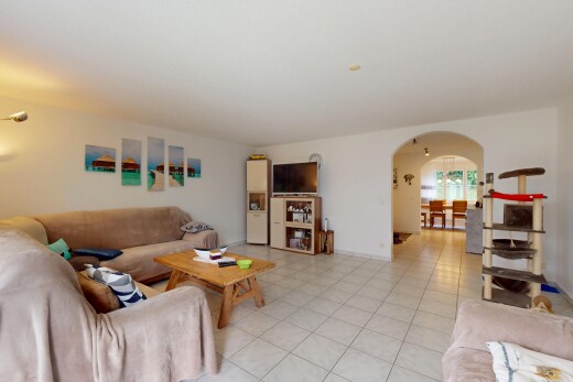 wohnzimmer mit gewölbte gehwege, drywall, gipskartonwand, fernseher, und inside property