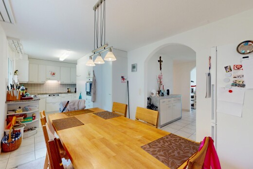 esszimmer mit küchenrückwand beim Herd, inside property, gewölbte gehwege, tile floor, und fliesenboden