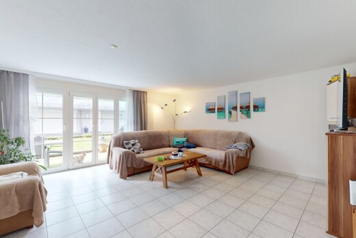 wohnzimmer mit inside property, natural light, natürliches licht, drywall, und gipskartonwand