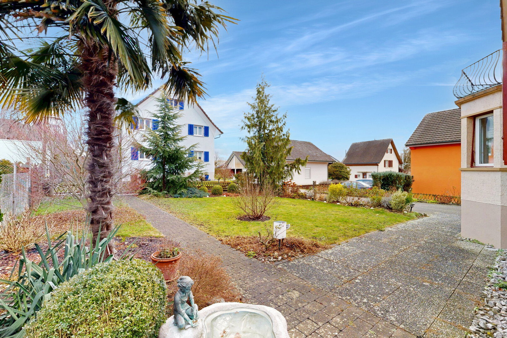 jardin avec pelouse, day time, vue résidentielle, et residential view
