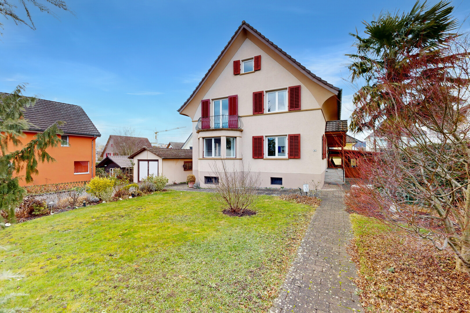 façade avec balcon, bardage en stuc, pelouse, property visible, et day time