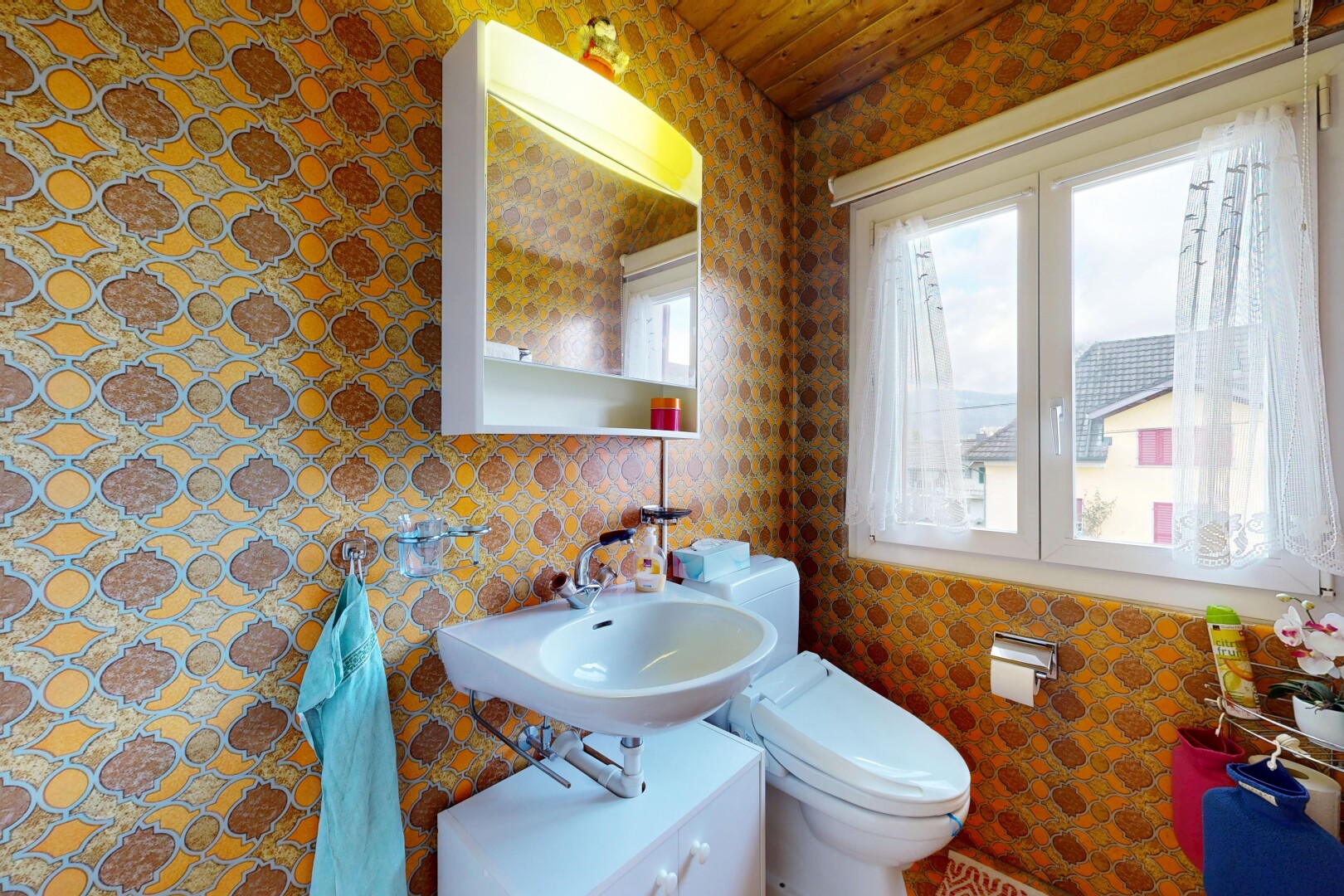 salle de bains avec lumière naturelle, natural light, mur en papier peint, wallpaper wall, et miroir