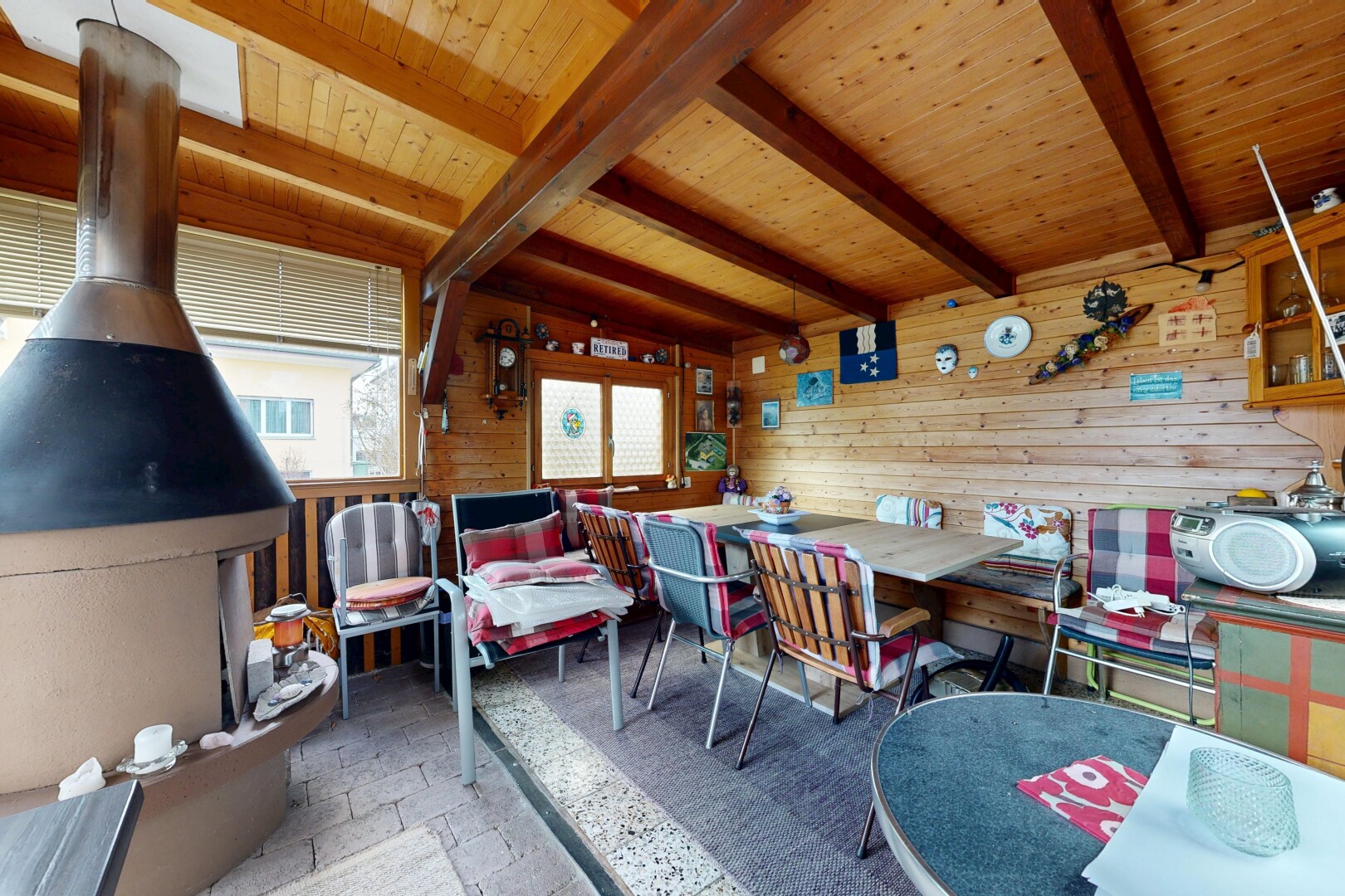 salle à manger avec mur en bois, wood wall, inside property, lumière naturelle, et natural light