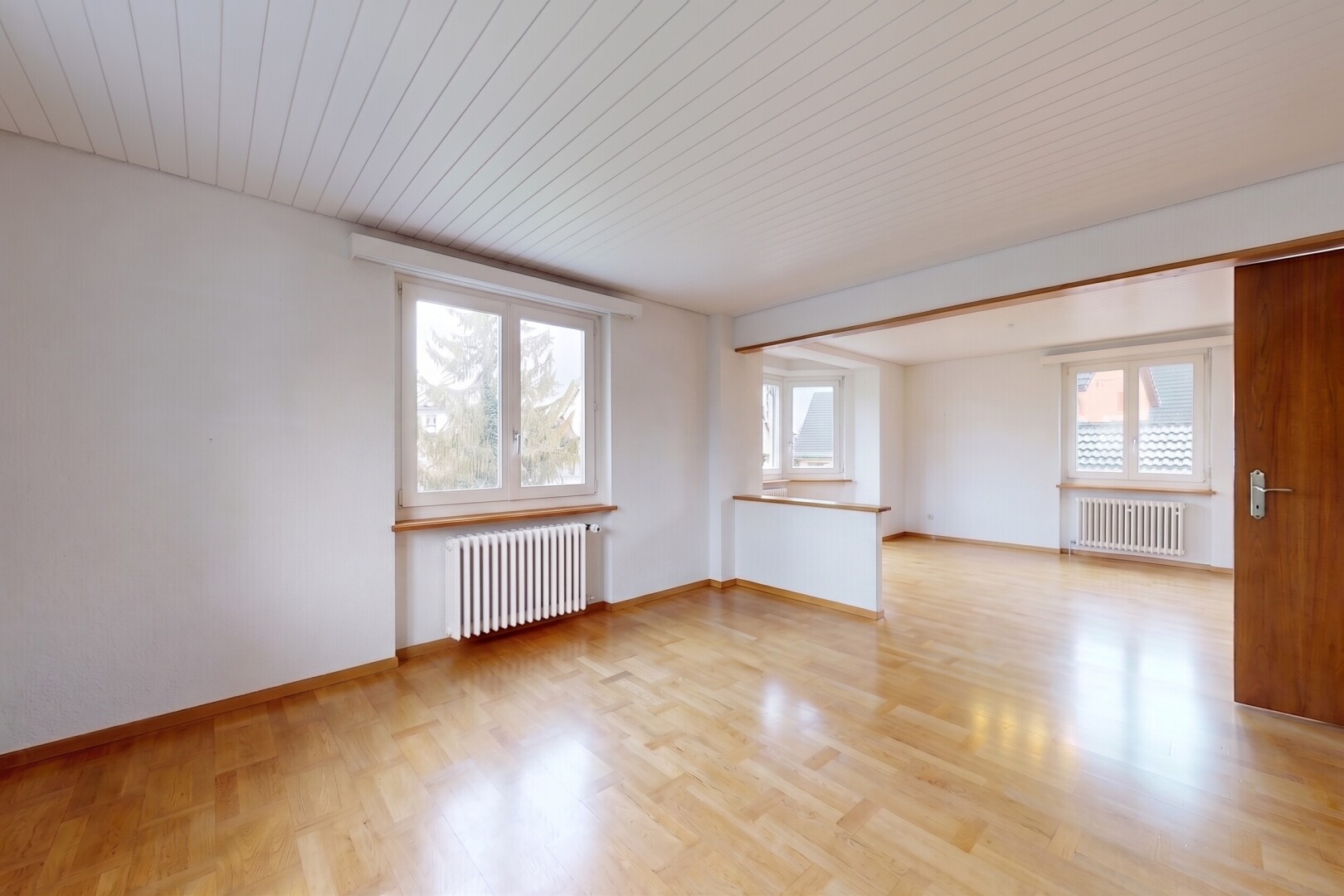 pièce vide avec radiateur, wood finish floor, sol en finition bois, drywall, et cloison sèche