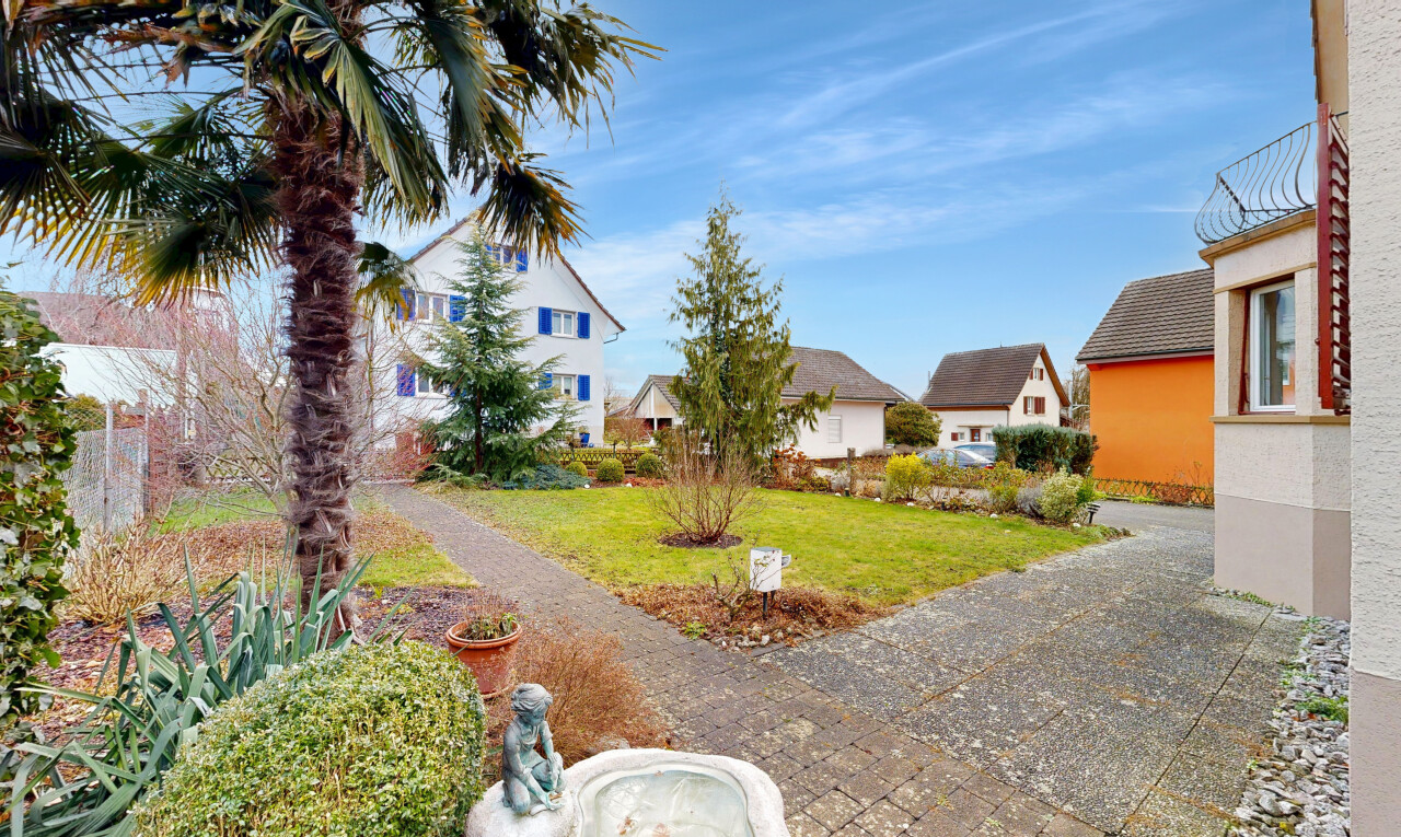 jardin avec pelouse, day time, vue résidentielle, et residential view