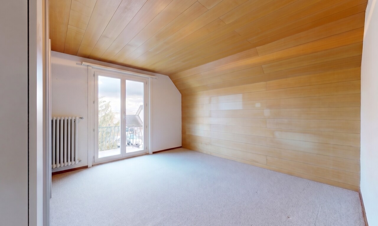 pièce vide avec radiateur, wood wall, mur en bois, carpet, et moquette